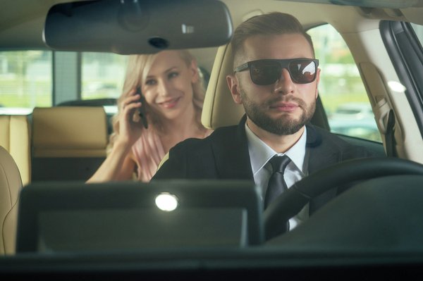 Chauffeur privé Monaco : rendez votre voyage d'affaires en une expérience luxueuse